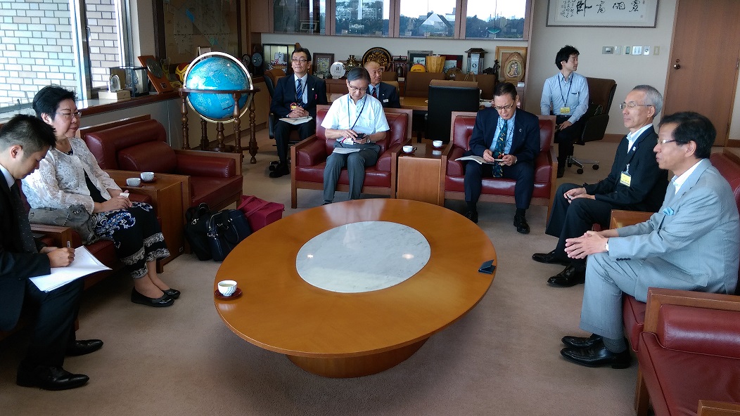 監察委員陳小紅(左二)一行訪問東京都武藏野市，與邑上守正市長(右一)就以房養老業務進行意見交流。