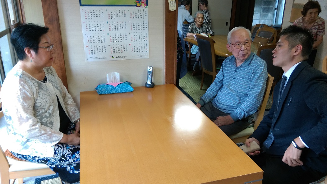 監察委員陳小紅(左一)一行訪問武藏野市的社區關懷據點-「川路先生的家」，並與該據點高齡90歲的銀髮族閒話家常，以瞭解日本老人相關社會照護機制。