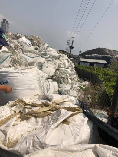 位於屏東枋寮的鍇霖公司堆置事業廢棄物，堆置砂石及廢棄物數量約為129,814公噸
